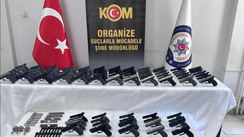 İzmir ve Manisa'da Silah Kaçakçılığı Operasyonu: 13 Şüpheli Gözaltına Alındı
