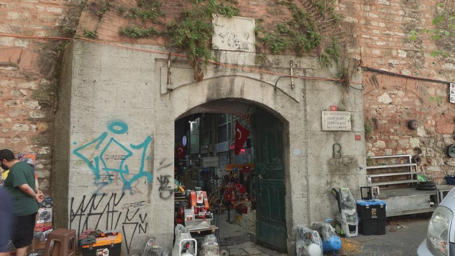 Galata Bedesteni Çevresinde Görülen Grafitiler ve Restorasyon Çalışmaları