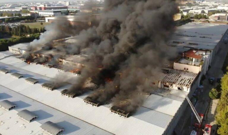 Fabrika 3 saattir yanıyor: Tahliyeler başladı! – Türkiye'den son dakika haberleri
