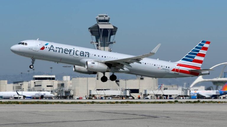 American Airlines, teknik bir sorun nedeniyle ABD’deki uçuşlarını kısa süreliğine askıya aldı
