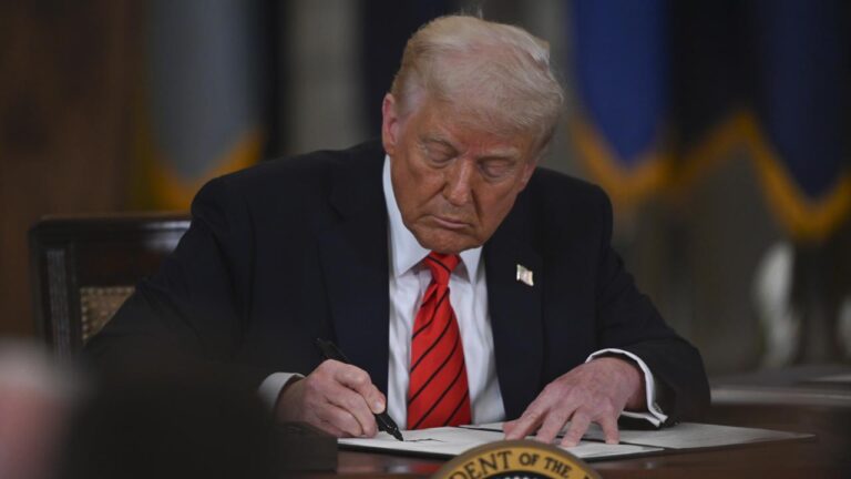 Trump, ABD'nin Suriye'ye yaptırımlarını çözen kararnameyi imzaladı