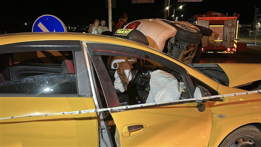 Çanakkale'de felaket kazası! Taksi arabayla çarpıştı: 8 yaralı 2